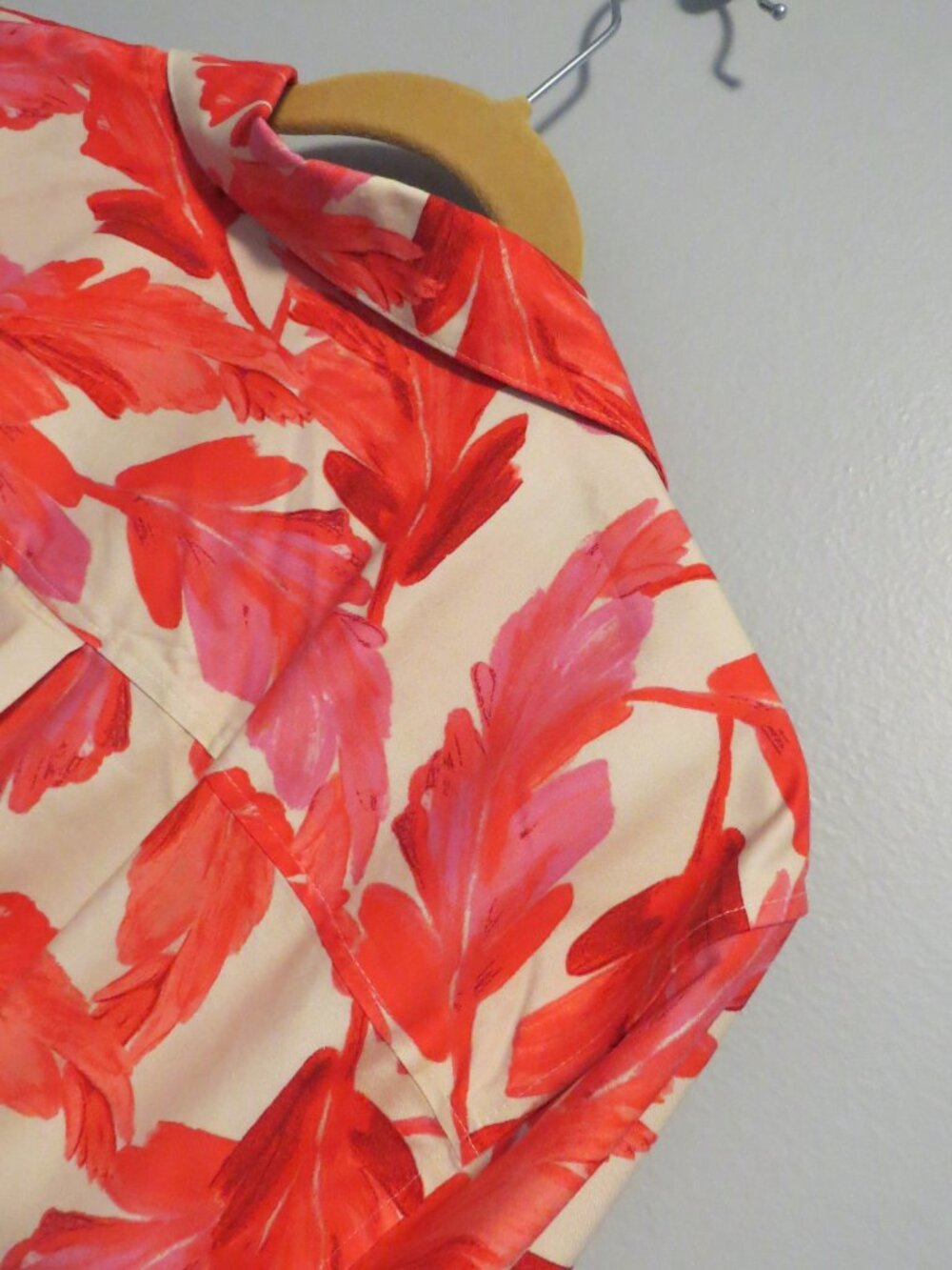 Chico's Red Pink and Cream Foliage Leaf Print Top Cotton Stretch Sz 2.5 or 14 - Picture 9 of 9